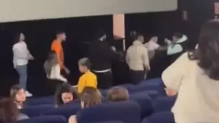 Vídeo | Un boxeador le da una paliza a un maltratador en un cine en presencia de niños viendo Garfield