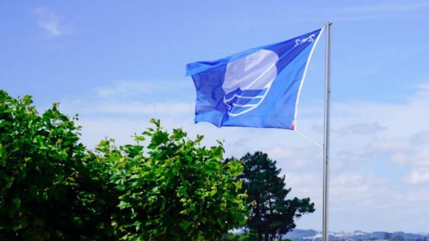La bandera de azul en la playa de Perbes, en Miño.   | // LA OPINIÓN