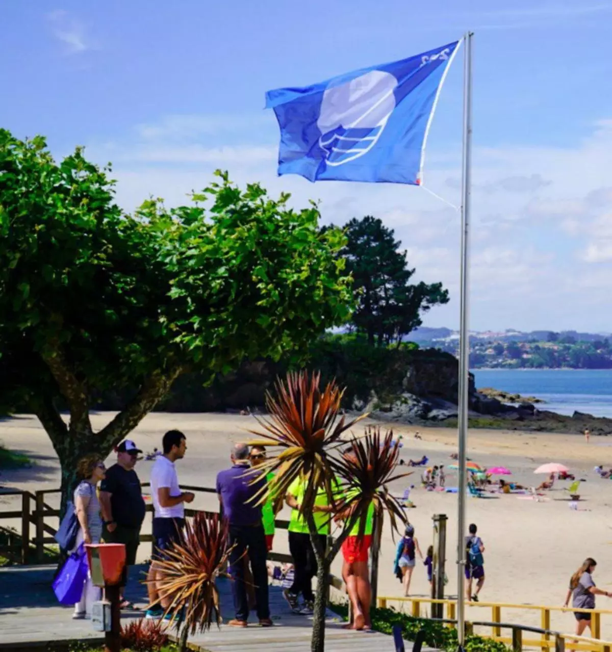 La playa de A Ribeira de Miño recupera la bandera azul que perdió en 2017