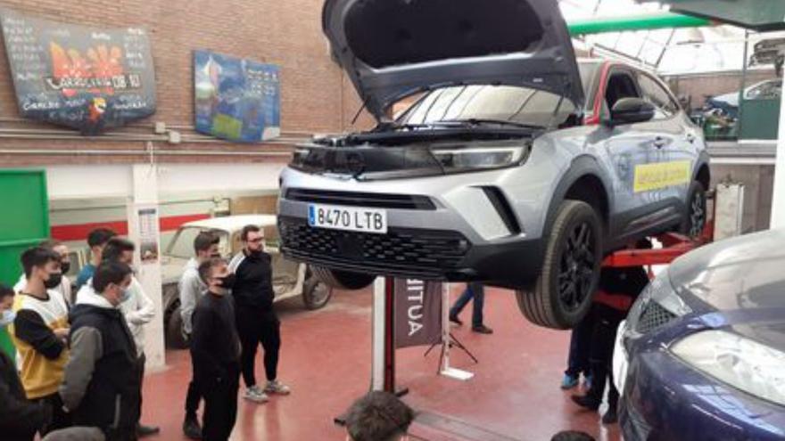 Opel muestra la tecnología de  sus vehículos eléctricos a los estudiantes