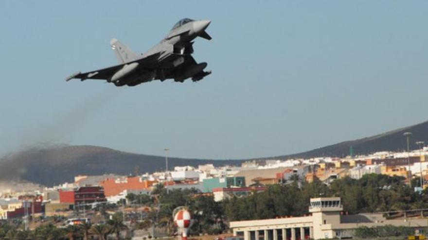 Un avión F-16 despegando ayer desde la base de Gando. | fernando jiménez