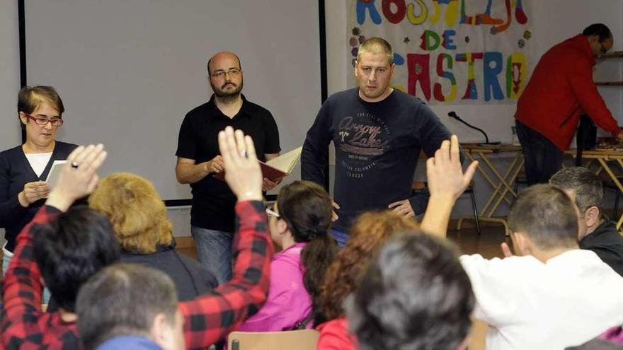 Miembros de la junta directiva, frente a los socios, durante una votación. // Bernabé/Javier Lalín