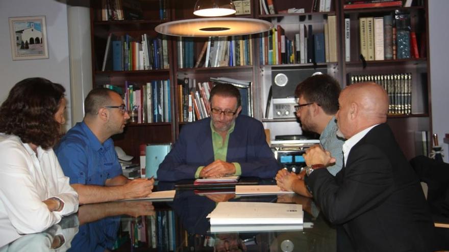 El encuentro entre el alcalde de Torrent, Jesús Ros, y el secretario autonómico de Inclusión, Alberto Ibáñez.
