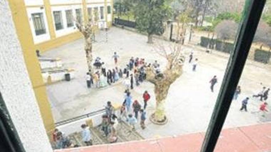 El Ayuntamiento mejorará fachadas y cierres de un tercio de colegios