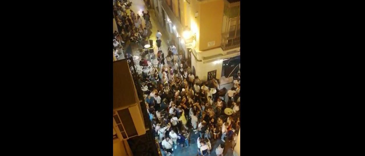 Así estaba anoche el Casco Antiguo de Alicante: decenas de personas aglomeradas, sin mascarilla ni distancia social