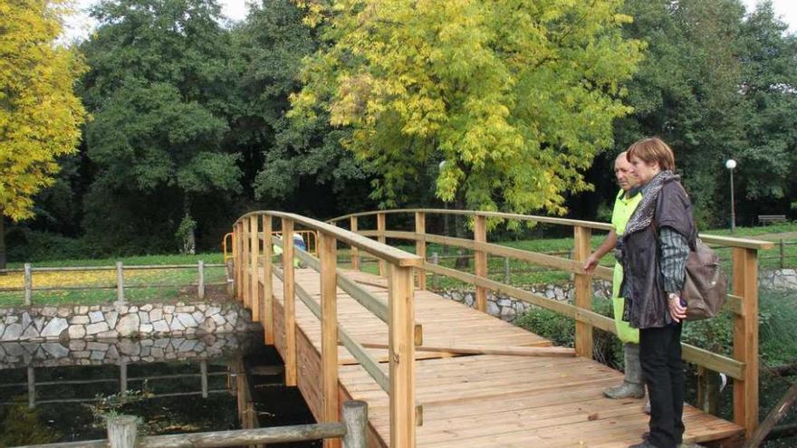 Celia Alonso, en el puente de madera que fue reconstruido.