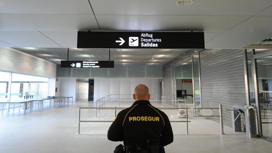 Un guardia de seguridad privada, en las instalaciones del aeropuerto murciano.