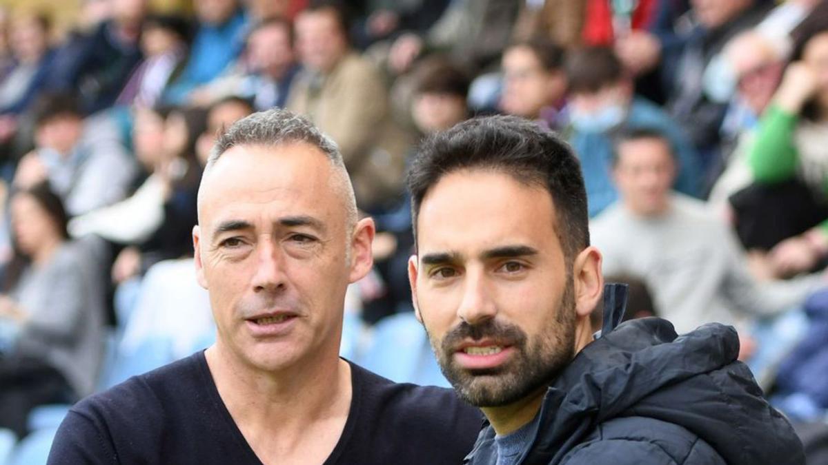 Saludo entre los entrenadores antes de iniciarse el partido. |  // G. SANTOS