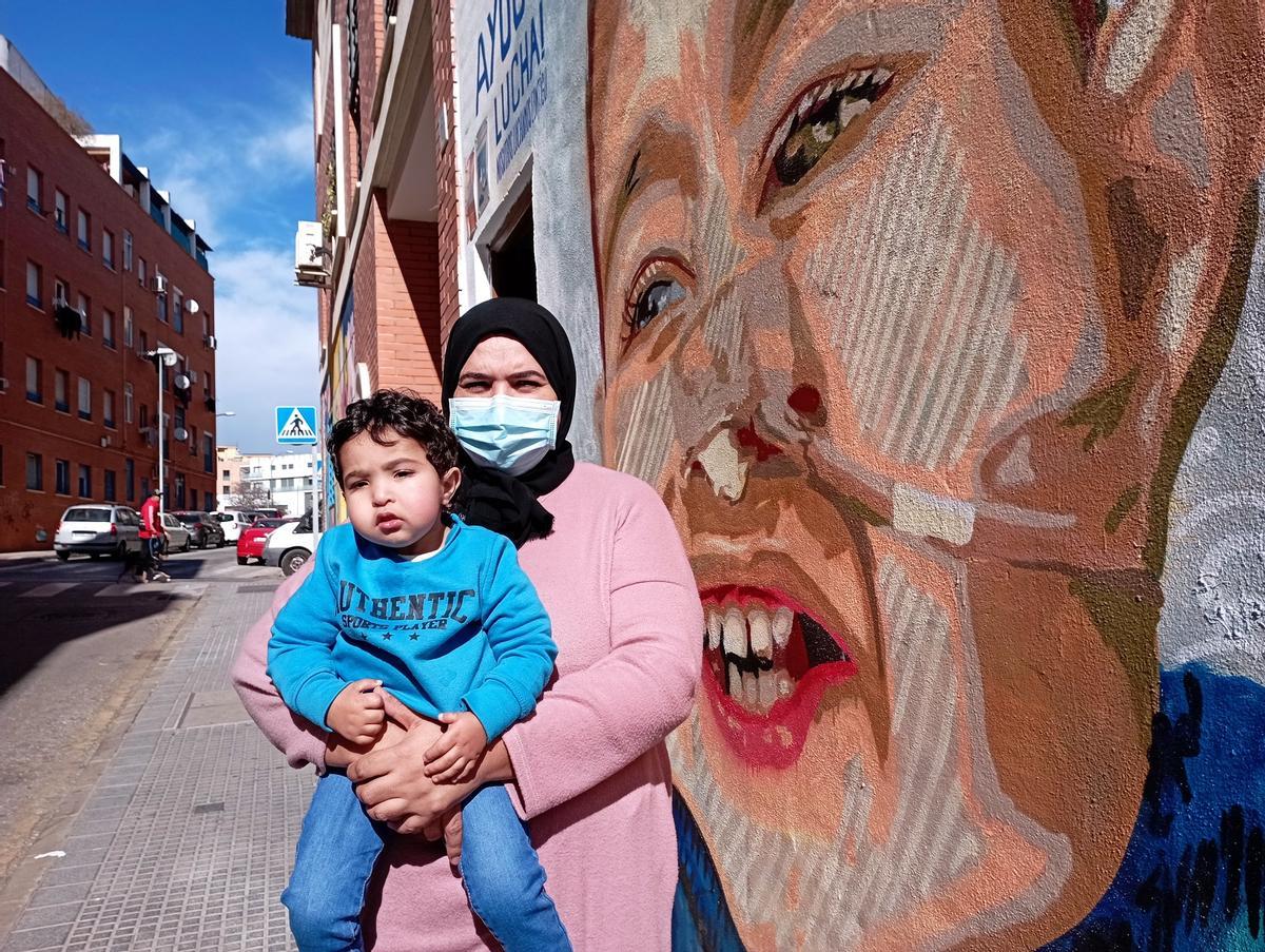 El pequeño Ayoub, con su madre, a la espera de un trasplante de riñón.