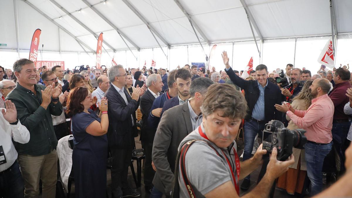 Pedro Sánchez visita Oroso para participar en la romería socialista