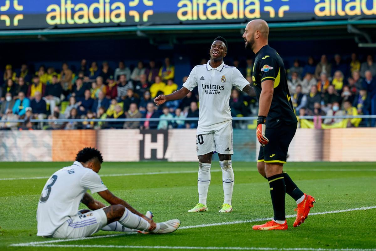 VILLARREAL, 07/01/2023.- Los futbolistas brasileños del Real Madrid Éder Militao (i) y Vinicius Jr (c) se lamentan tras una ocasión, frente al portero del Villarreal Pepe Reina (d) durante el partido de la jornada 16 de LaLiga Santander este sábado en el estadio de La Cerámica en Villarreal. EFE / Biel Aliño