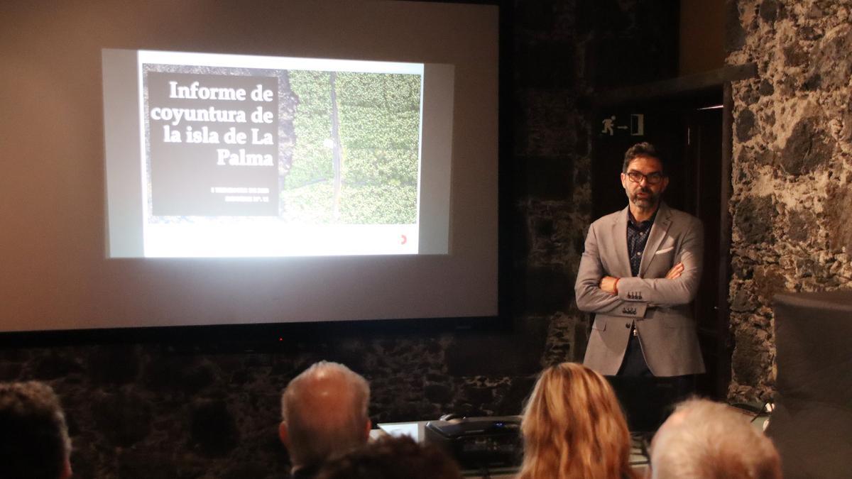 José Miguel González, presentando el informe en La Palma