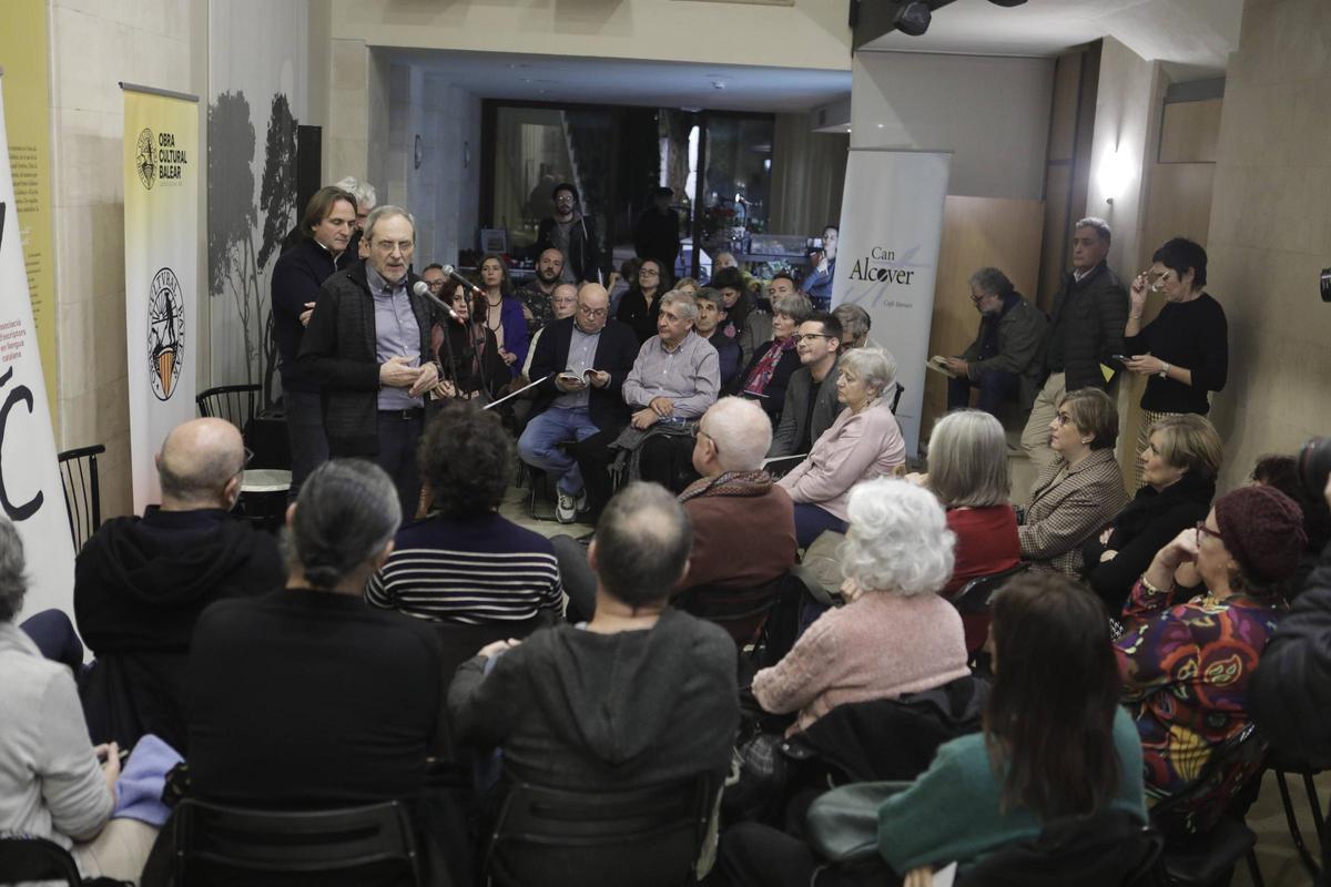 Pere Gomila, vicepresidente de la AELC en Baleares, se dirige a los escritores.