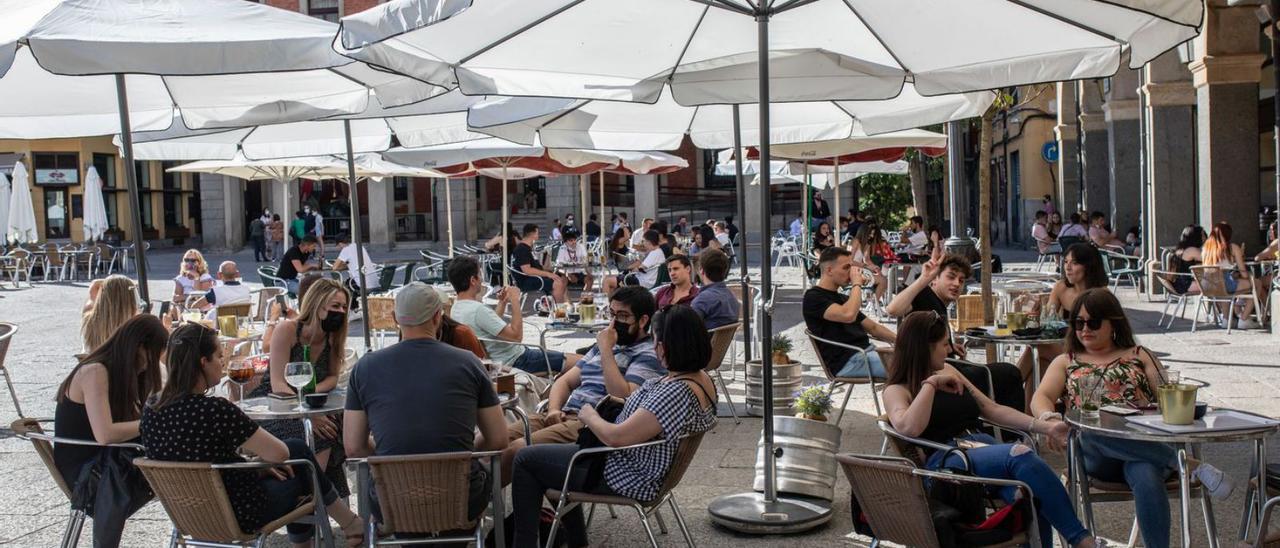 Clientes en una terraza. |