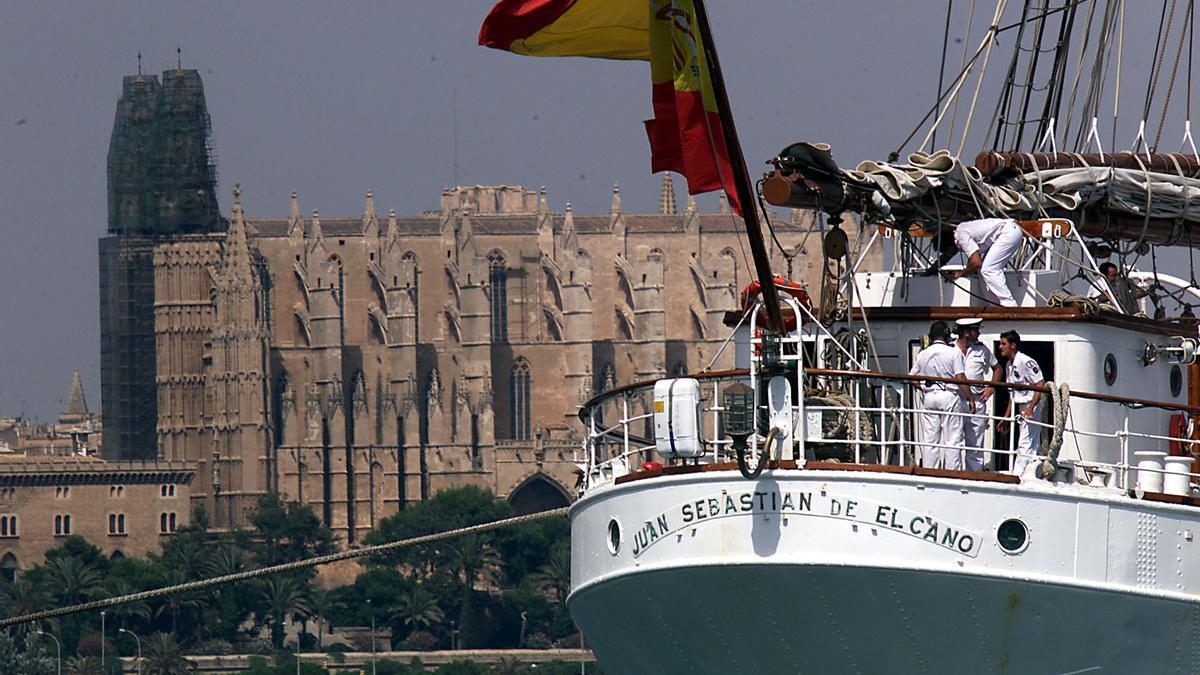 El buque Juan Sebastián de Elcano en Palma de Mallorca.