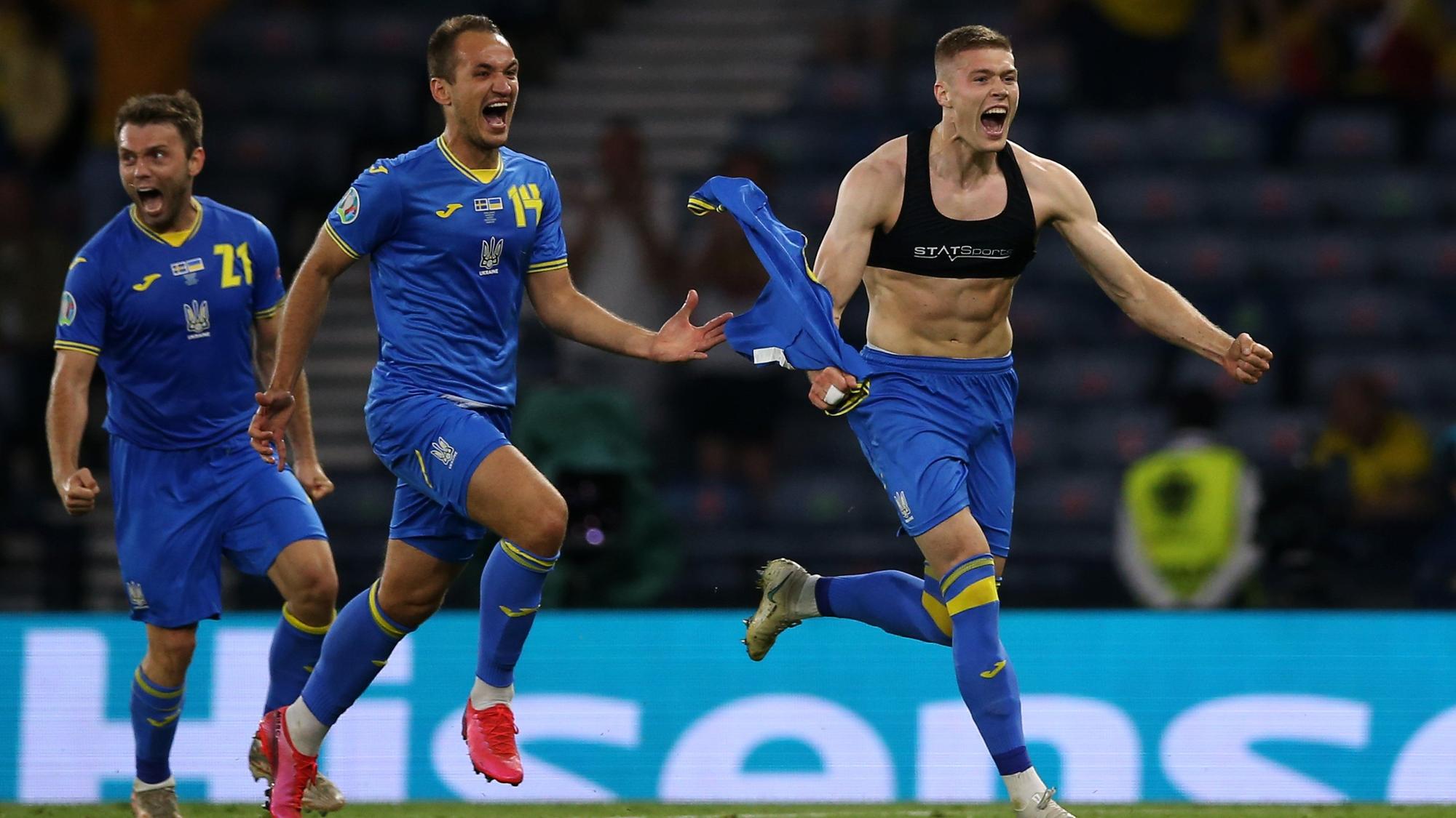 Dovbyk (derecha) celebra su gol que metió a Ucrania en cuartos.