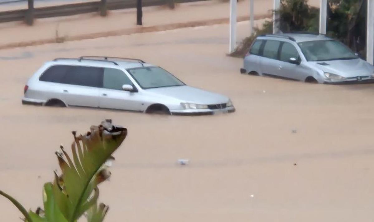 El agua cubre hasta la mitad un vehículo en Vila.