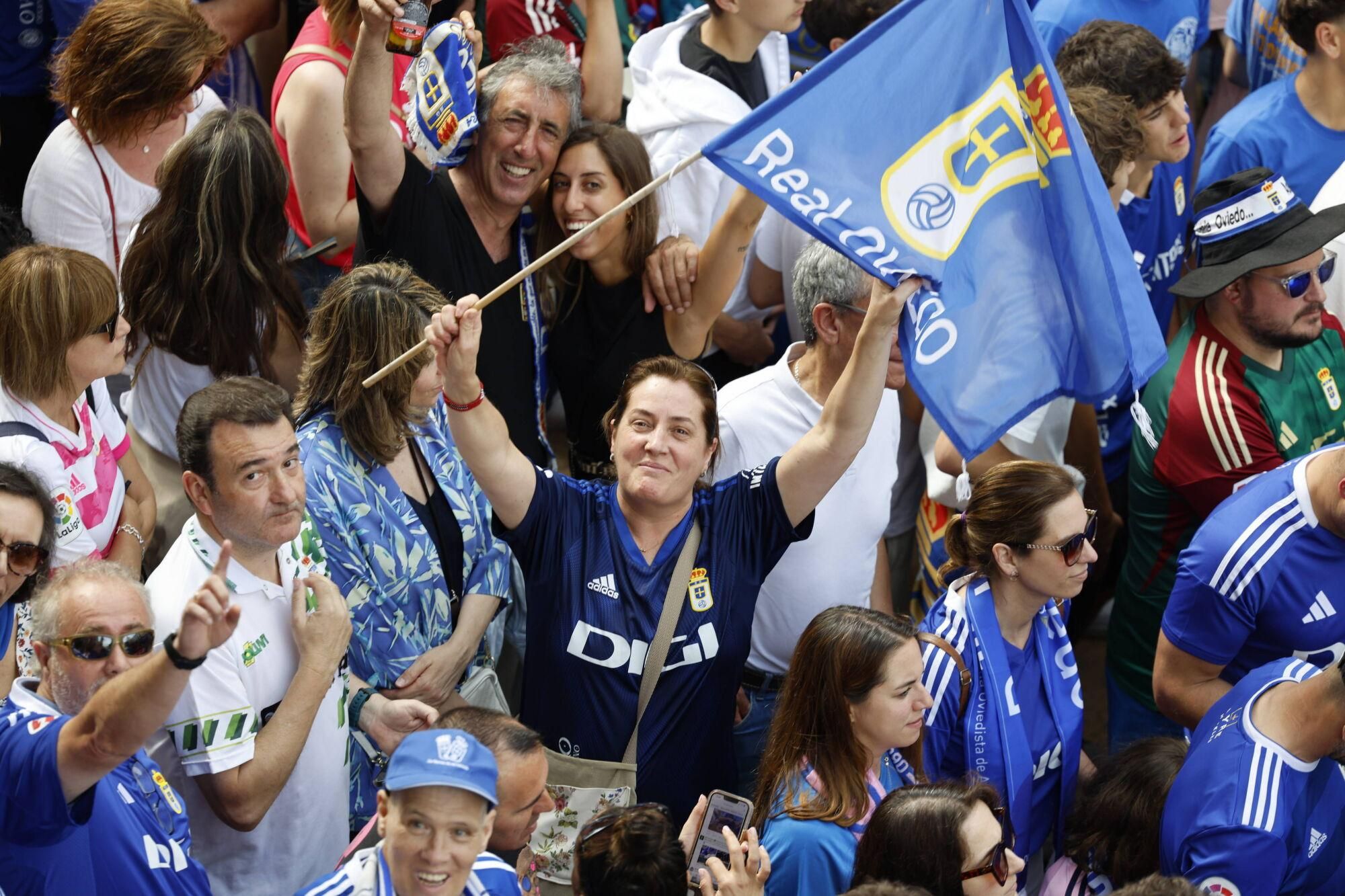 Locura azul en las calles de Oviedo para celebrar el ascenso del equipo a Primera División