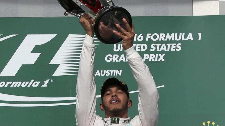 Hamilton alça el trofeu que l&#039;acredita com a guanyador del GP dels EUA