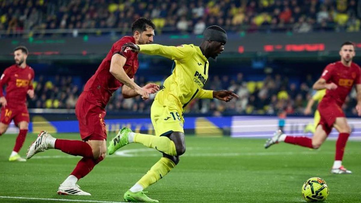 Nicolas Pépé se marcha en velocidad de Guido Rodríguez