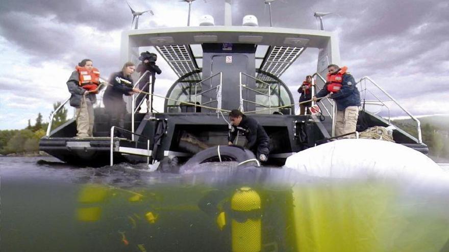 El estudio se ha realizado desde el catamarán eólico-solar del Lago