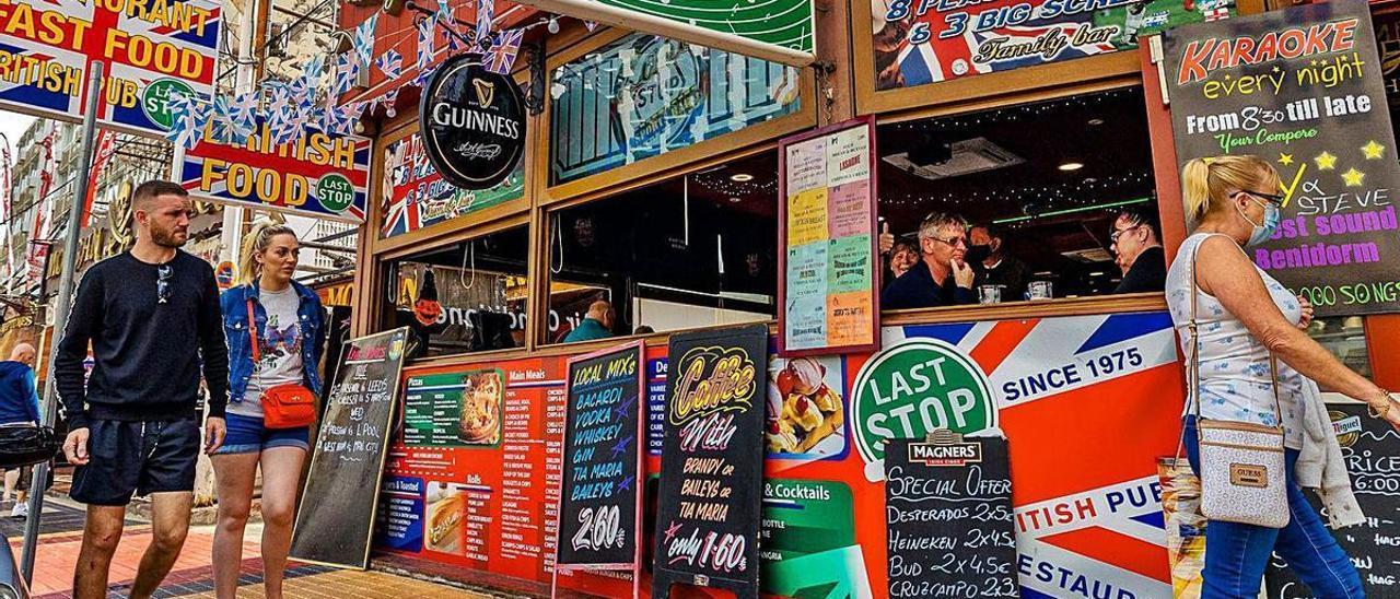 Turistas británicos en la zona de pubs ingleses de Benidorm junto al Rincón de Loix. |