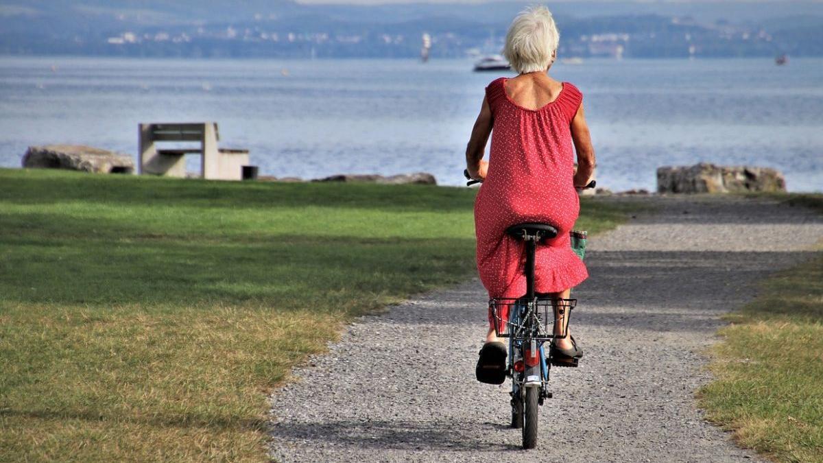 Mujer jubilada disfrutando de su pensión