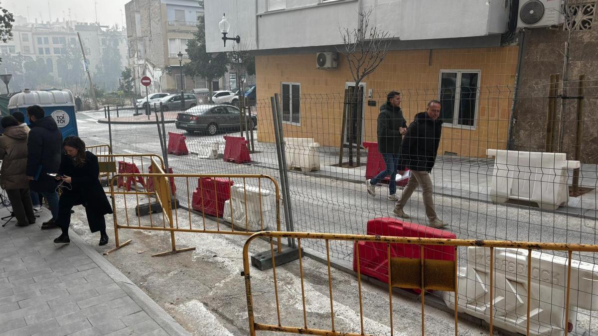 La reforma de la calle Aljub en Elche está a punto de finalizar con el asfaltado de la zona
