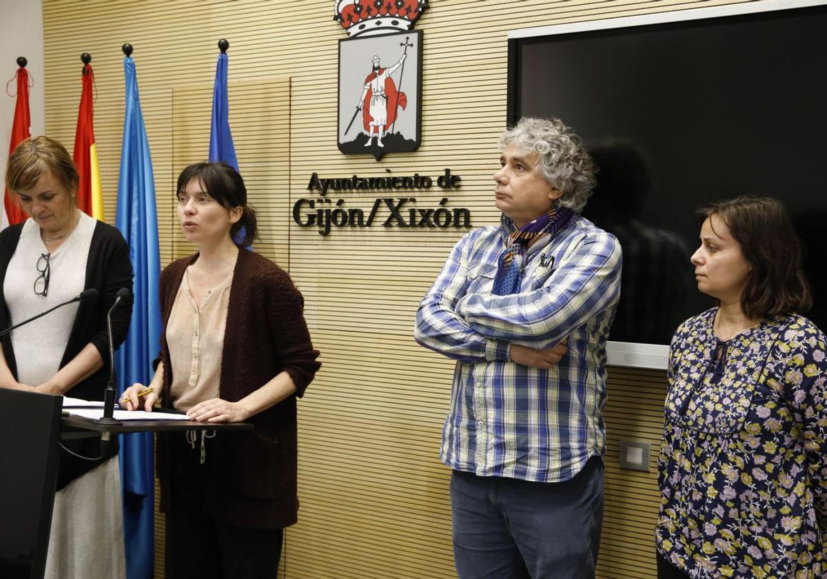 Laura Tuero, portavoz municipal de Podemos, presenta la iniciativa plenaria sobre comedores escolares junto a Covadonga Tomé, candidata regional de Podemos, y Luis Aranda y Esmeralda Cristóbal de las AMPA de los colegios Laviada y Campoamor. | Ángel González