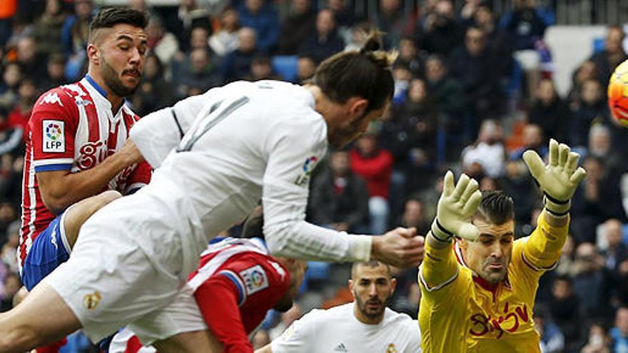 Bale cabecea para marcar el primer gol.