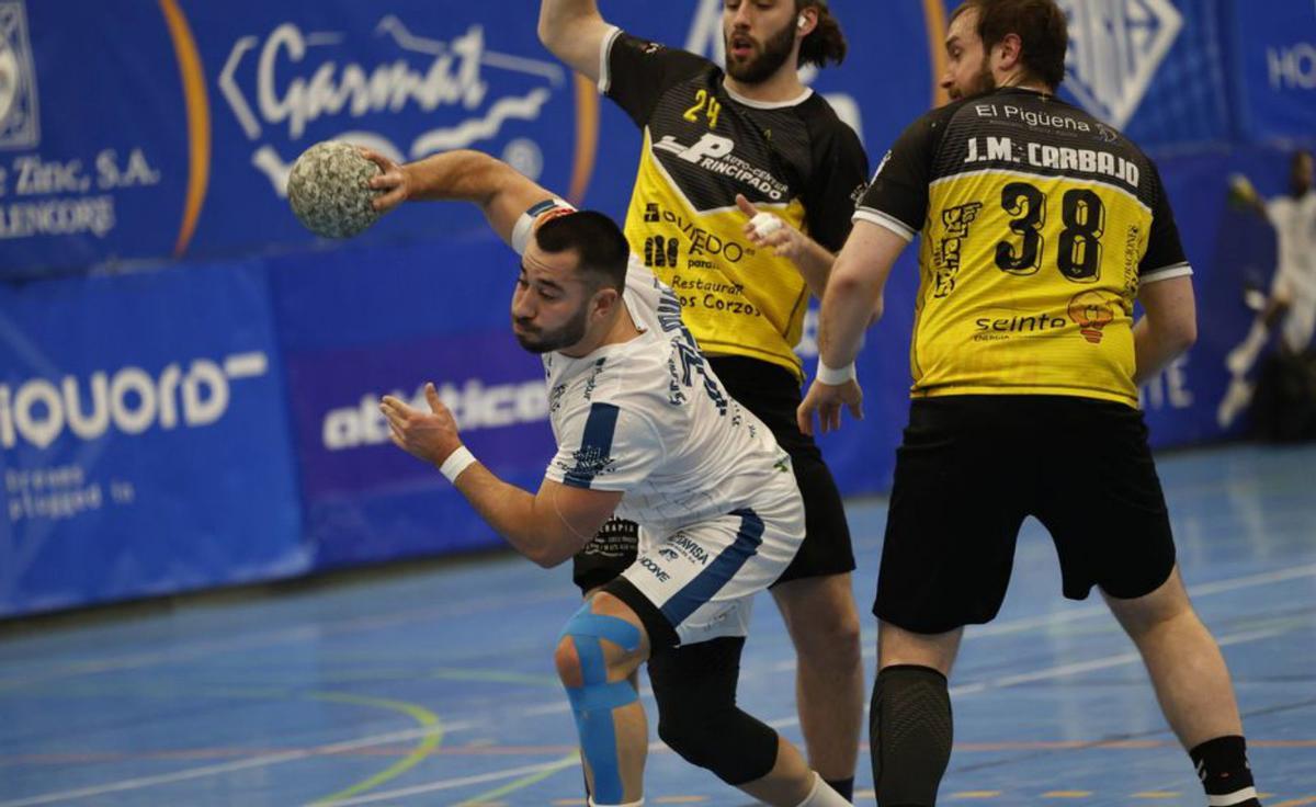 Una acción del Horizonte Atlética-Vetusta disputado ayer en Avilés.  | MIKI LÓPEZ