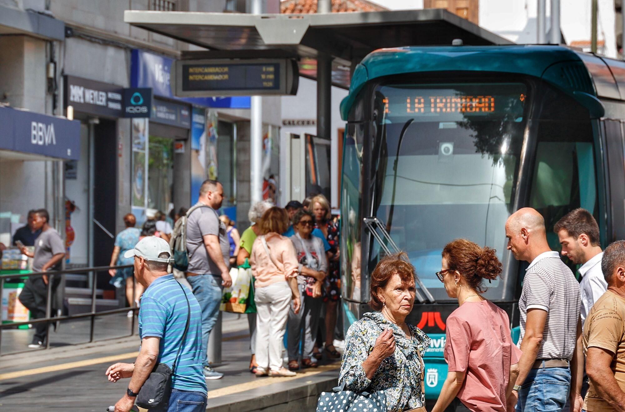 Colas en las paradas del tranvía en Tenerife