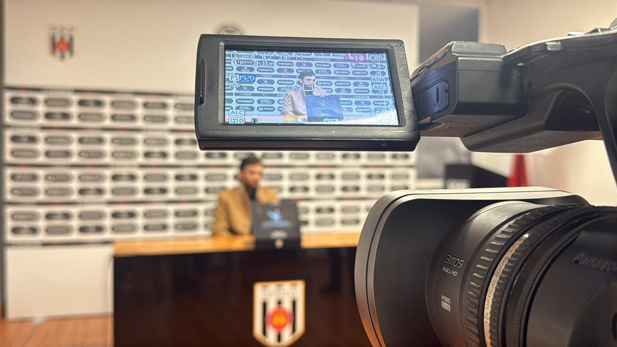 Fran Beltrán, enfocado por una cámara durante su comparecencia de este jueves.