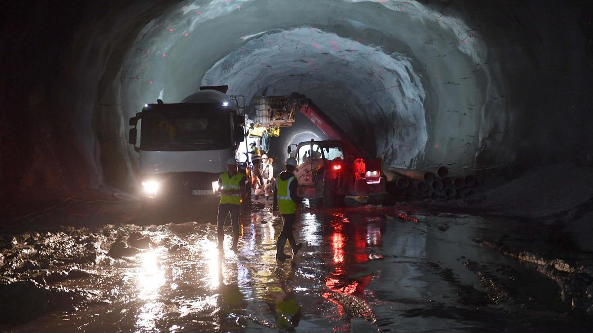 Interior de uno de los túneles del acceso ferroviario al puerto exterior de A Coruña