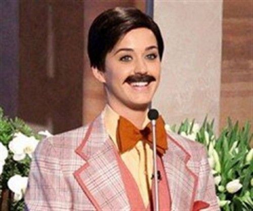 Una de las celebrities internacionales que se ha puesto bigote en más de una ocasión ha sido Katy Perry.