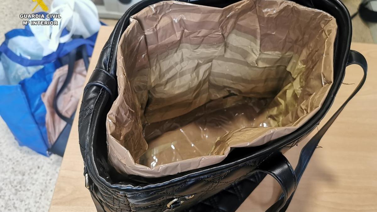 Uno de los bolsos intervenido con la "bolsa de Faraday" para eludir las alarmas.