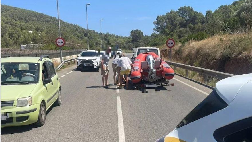 Un coche pierde la embarcación que remolcaba mientras circula por una carretera de Ibiza
