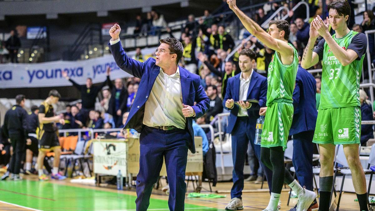 El banquillo del Amics Castelló celebra una canasta durante el partido frente al CEB Llíria