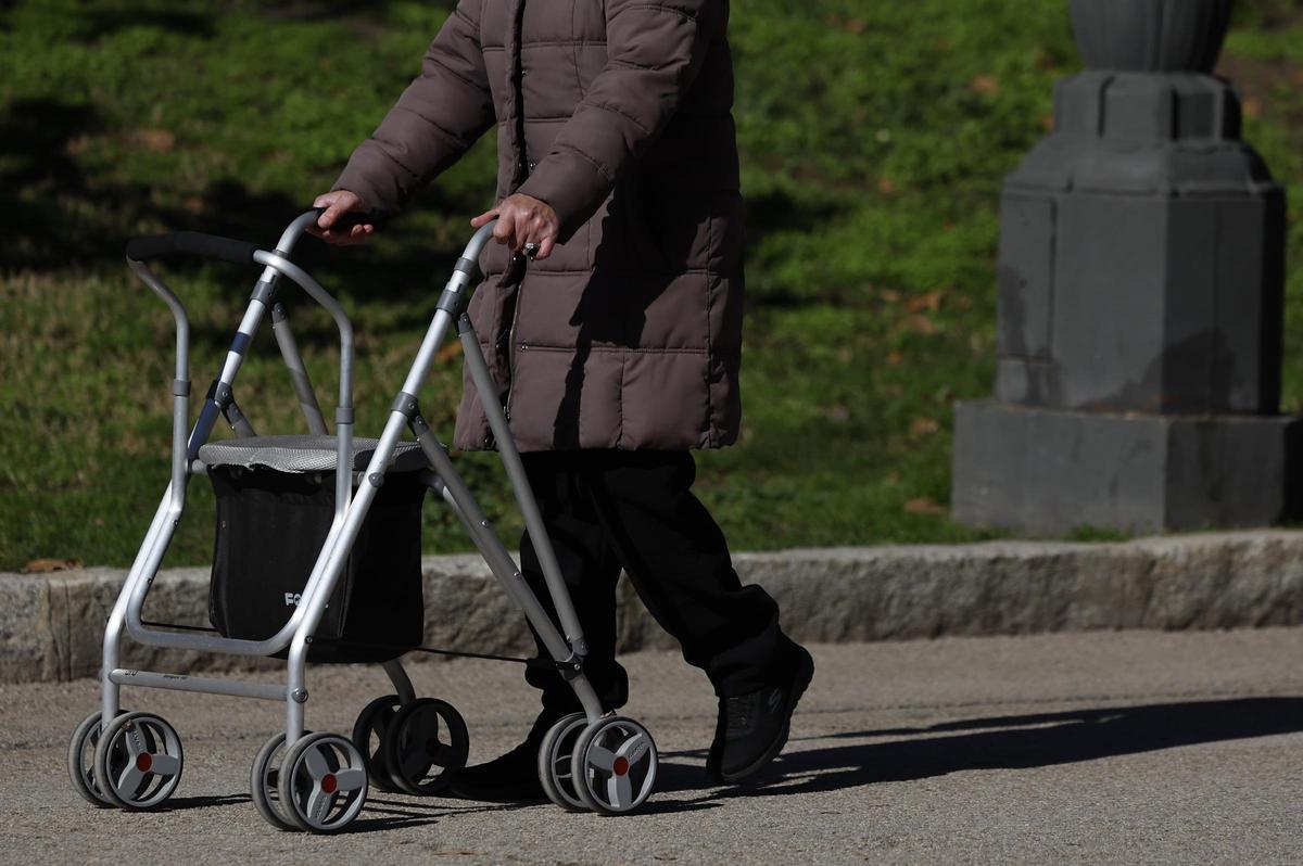 Gente mayor paseando por un parque.