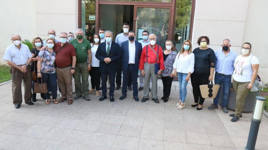 Familias del Cordel de Alcolea junto a Rafael Díaz Vieito, Rafael Gil y Salvador Fuentes en la Gerencia Municipal de Urbanismo de Córdoba