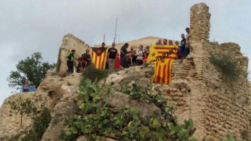 Grupos independentistas ascienden con &quot;estelades&quot;  a la cima del Puig de Xàtiva