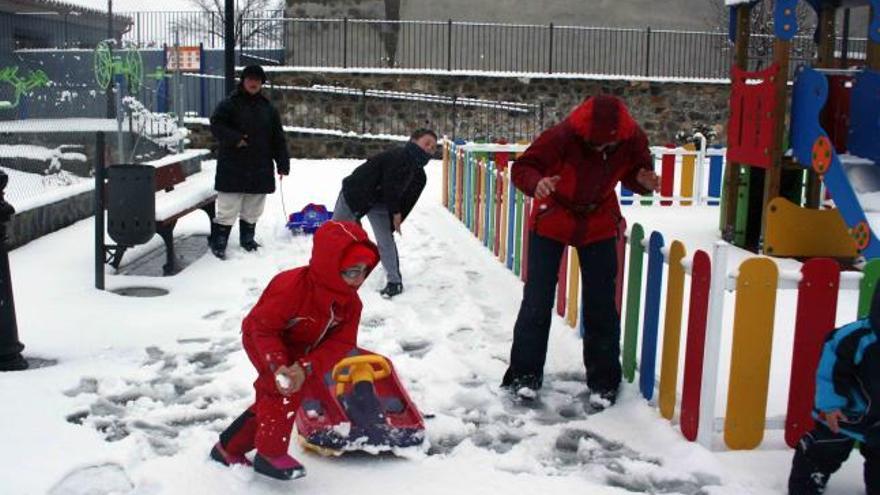 Los niños se encontraron con la nevada en el Alt Palancia y pronto encontraron la manera de sacarle partido en sus juegos. La nieve dejó sin clase a 214 alumnos en toda la Comunitat Valenciana