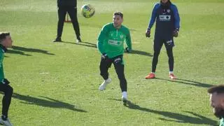 Tres bajas en el entreno del Elche y Roger ya se ha marchado