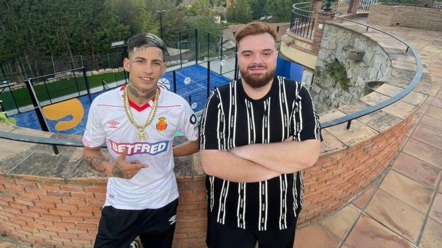 El Cantante L Gante Con La Camiseta Del Real Mallorca En La Mansion De Ibai Diario De Mallorca