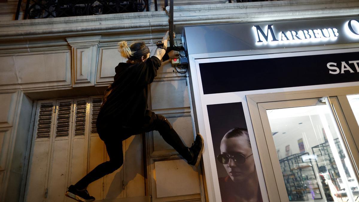 Atletas utilizan el parkour para apagar las luces de los escaparates en París