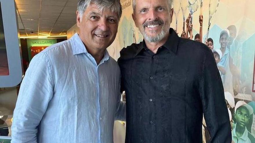 Miguel Bosé visita la academia de Rafa Nadal