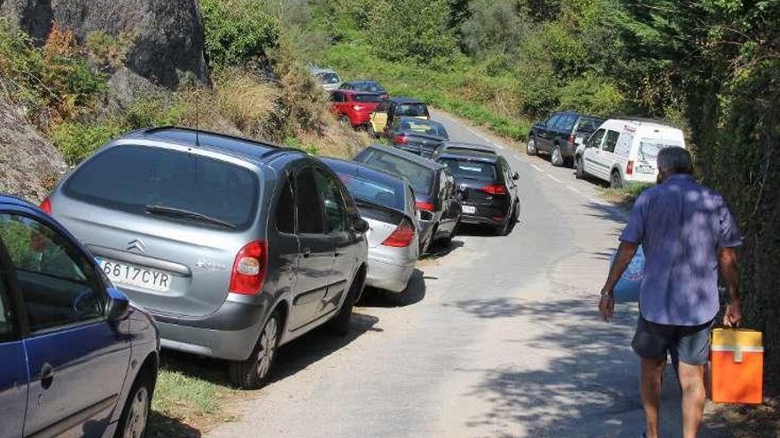 Coches aparcados cerca de una playa de Cangas. // S.Á.