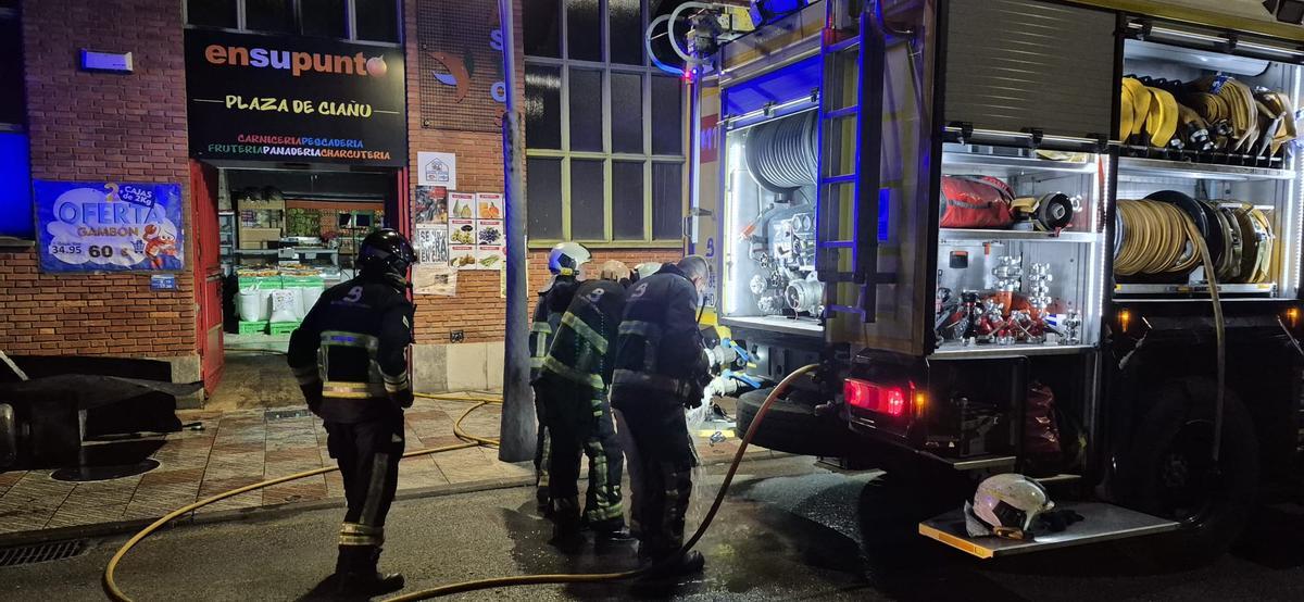 Bomberos en el incendio de la plaza de abastos de Ciaño
