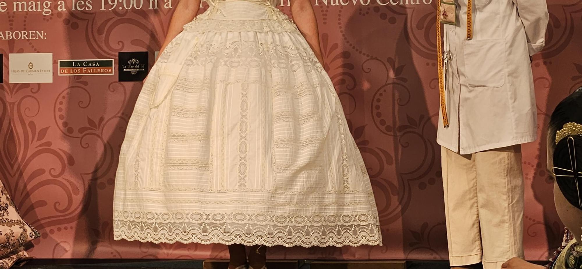 Fiesta de la indumentaria en Nuevo Centro: un traje de valenciana en directo