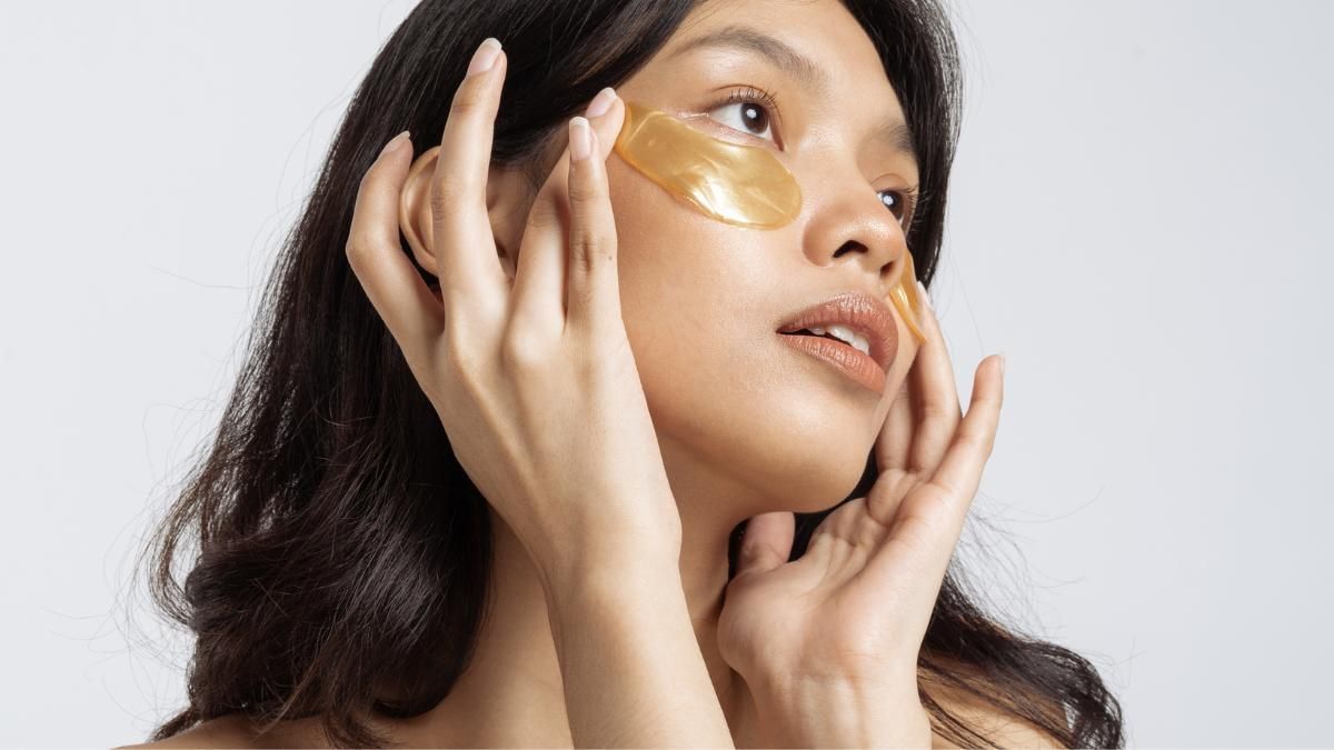 Una chica haciendo su rutina facial